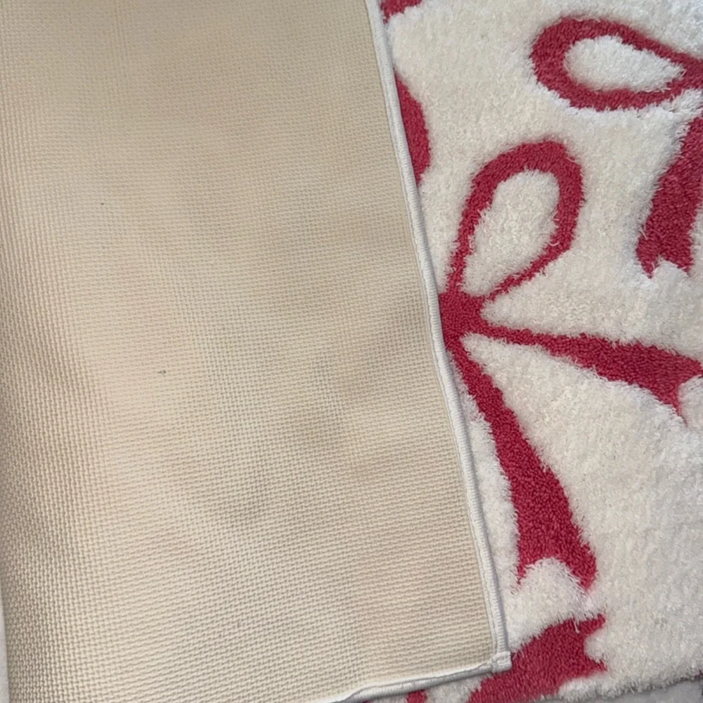 NEW Tahari pink Bow/ Ribbon Holiday Bathroom Rug🎀 🎀🎀🎀🎀